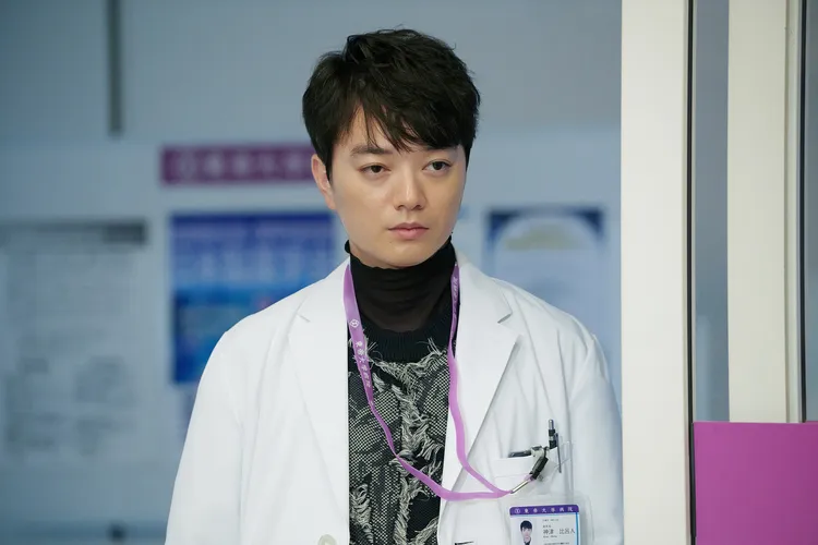 染谷將太片中分飾2角，成為東帝大學醫院新院長。采昌國際提供