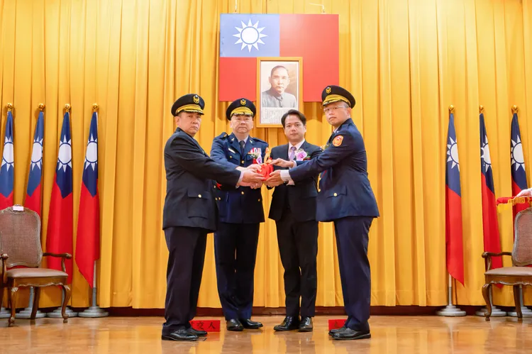 第三分局副分局長蔡讚成（左一)代表交接予新任第三分局長陳科宏(右一)，邱臣遠代理市長與警察局長許頌嘉合握印信。新竹市府提供