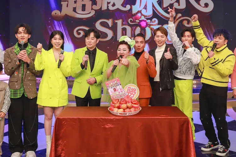 郭忠祐（左起）、蔡家蓁、陽帆、白冰冰、民雄、洪敬堯以及台一線阿玟、東諺等以紅蘋果慶祝收視奪冠。民視提供