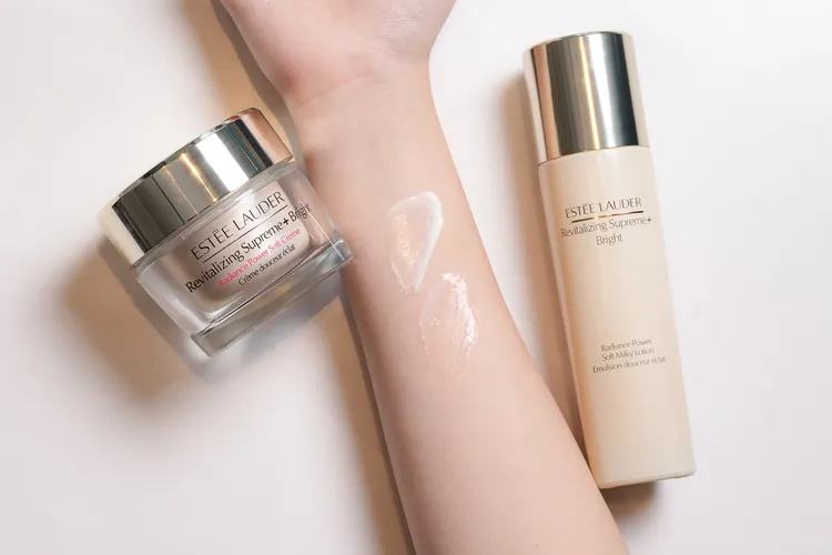 雅詩蘭黛年輕無敵亮白淡斑膠原霜（左）75ml／5400元、補充罐4550元；年輕無敵亮白淡斑水凝乳（右）100ml／4200元。品牌提供