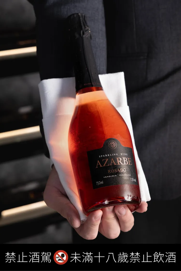 迎接女神節，天空酒吧推出專屬活動回饋賓客，女性賓客消費即贈西班牙艾莎貝Azarbe粉紅氣泡酒一杯。業者提供