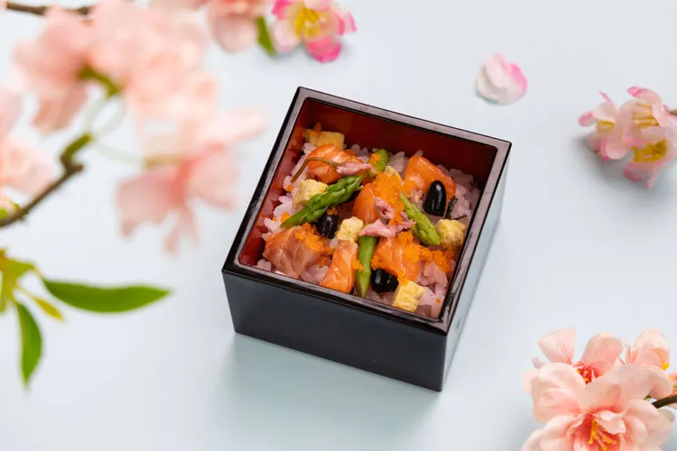 高雄日航酒店SERENA全日餐廳於櫻花季推出「櫻花鮭魚散壽司」呼應女兒節。業者提供