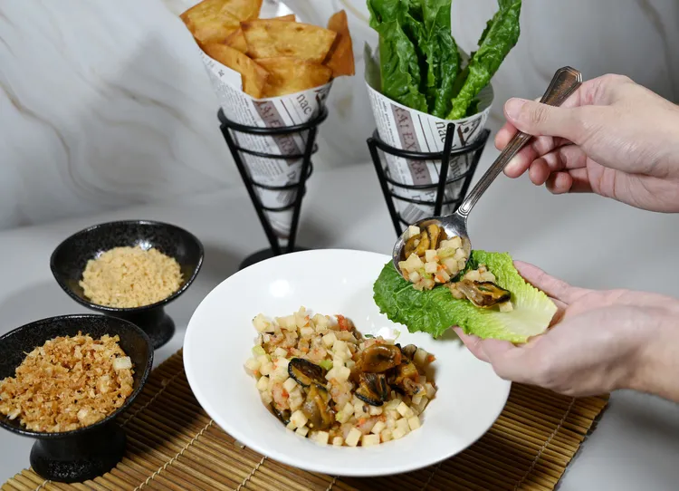 「凱撒創意蝦蚵鬆」多種吃法深受饕客喜愛，不論是搭配生菜或搭配油炸過的墨西哥餅皮，包裹口感豐富的油條、蝦味先及多力多滋等配料，口感層次十足。墾丁凱撒提供