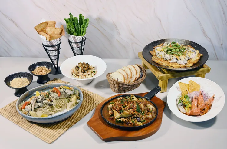 發現西餐廳「港灣鮮蚵風味料理」美食季，週年慶期間雙人同行1張身份證件有2個2即享平日1722元、享假日1922元用餐優惠。墾丁凱撒提供