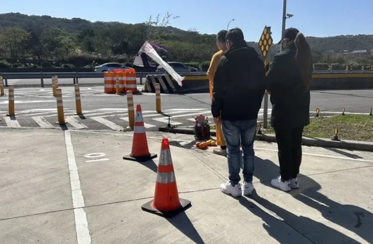 死者家屬大年初一回到車禍現場舉行招魂儀式。翻攝畫面