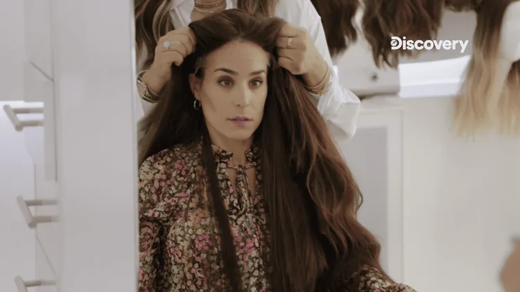 勞莉戴上猶太教的謝特爾假髮害怕失去自我。TLC旅遊生活頻道提供