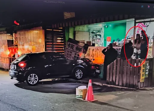 休旅車失控衝檳榔攤!嚇壞熟女闆娘 不是買檳榔啦!駕駛稱「閃機車」失控