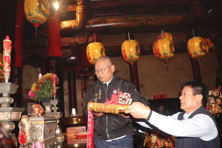 廟方一早循古禮抽籤，董事長何達煌表示今年抽出的是「中上籤」。取自廟方臉書