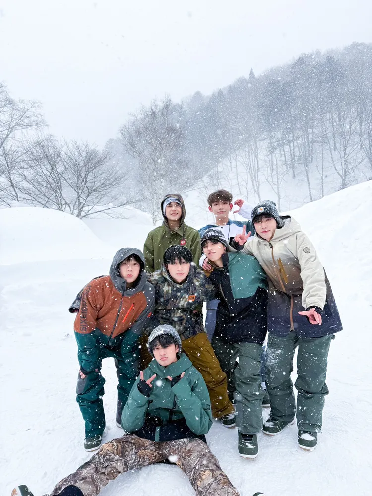 越後湯澤連日大雪紛飛，團員們不畏零下溫度敬業拍攝。踢帕娛樂提供