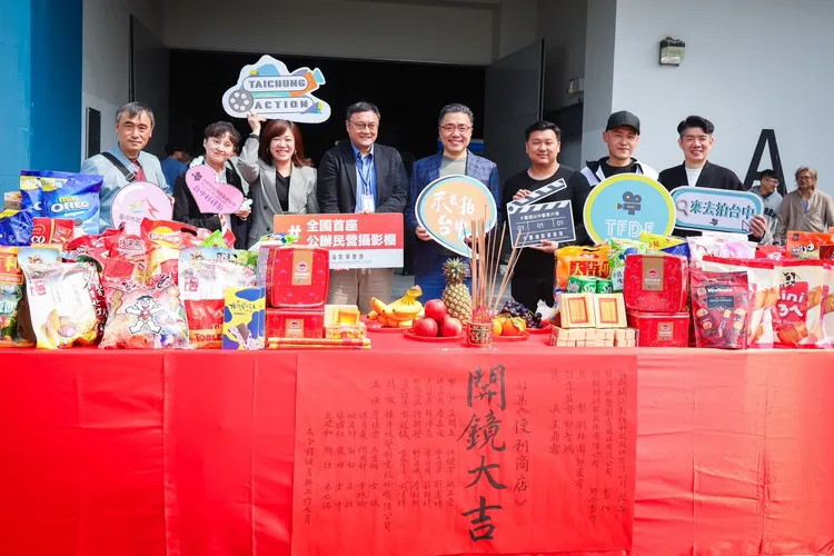 粉專「來去拍台中」PO出《便利商店》開鏡照，引起討論。翻攝自「來去拍台中」臉書