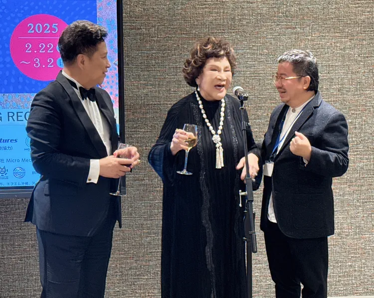 阿姑（中）一開口全場站著聽，左為李朝永、右為國家電影及視聽文化中心董事長褚明仁。李朝永提供