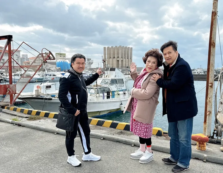 褚明仁（左起）、阿姑、李朝永開心合影。李朝永提供