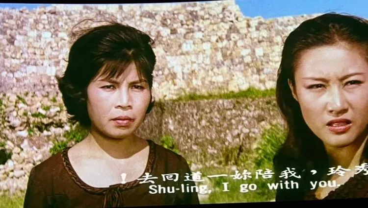 阿姑（左）在《琉球之戀》飾演張清清的嫂嫂，這張劇照就是在沖繩濱海的山洞旁拍攝。李朝永提供