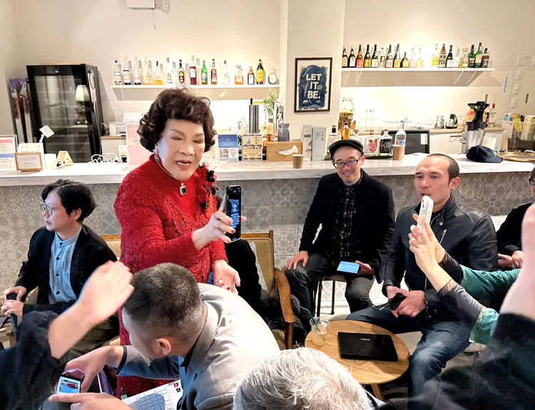 阿姑在講座中與台下觀眾互動。李朝永提供