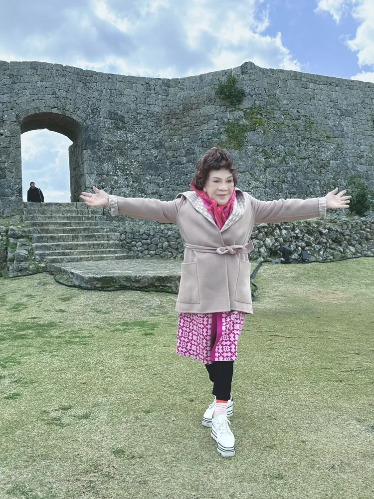 時隔60年，阿姑特地重遊這個經典濱海山洞拍照，感慨萬千。李朝永提供