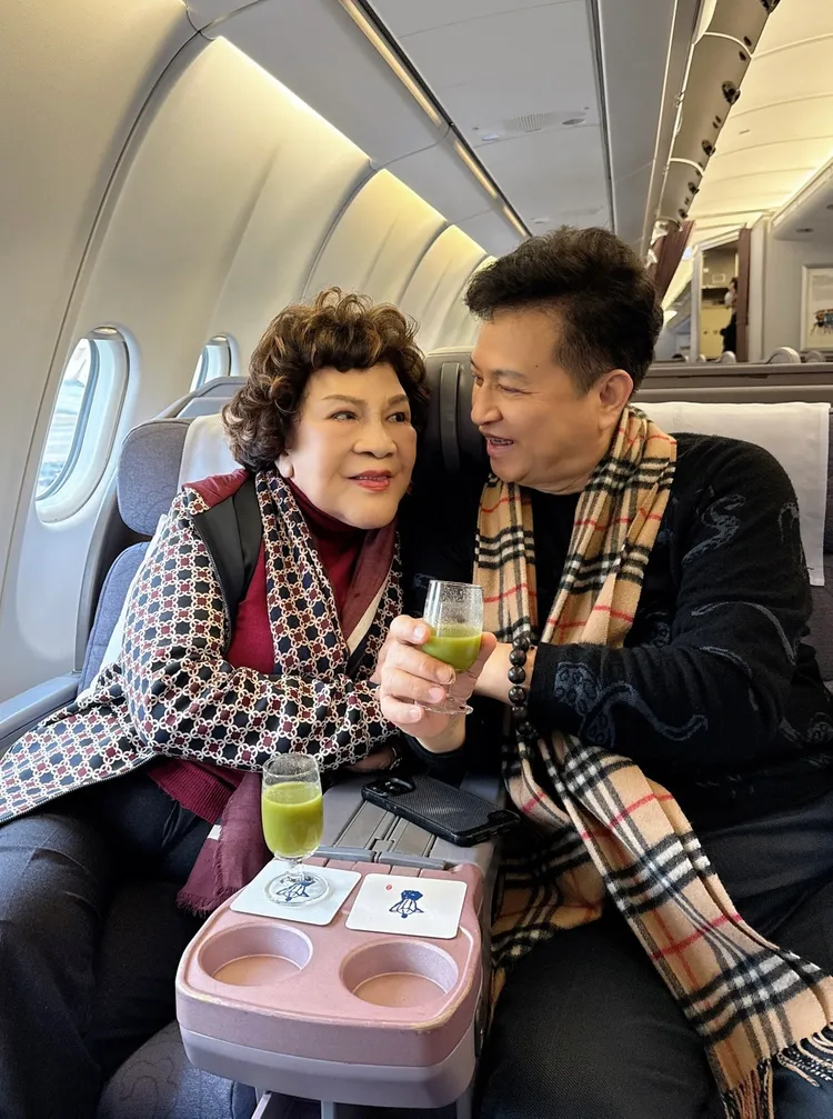 阿姑很榮幸還能代表台灣出國參加影展，和李朝永在飛機上開心合影。李朝永提供