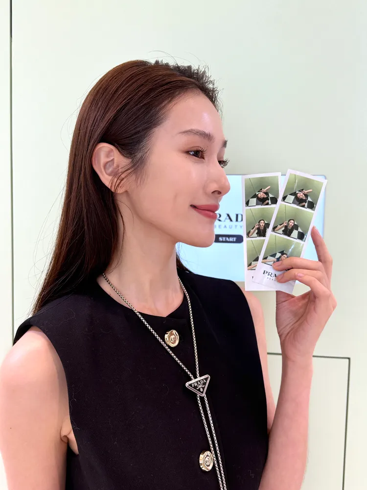 PRADA Beauty形象店內擁有時尚拍貼機。張家玲攝