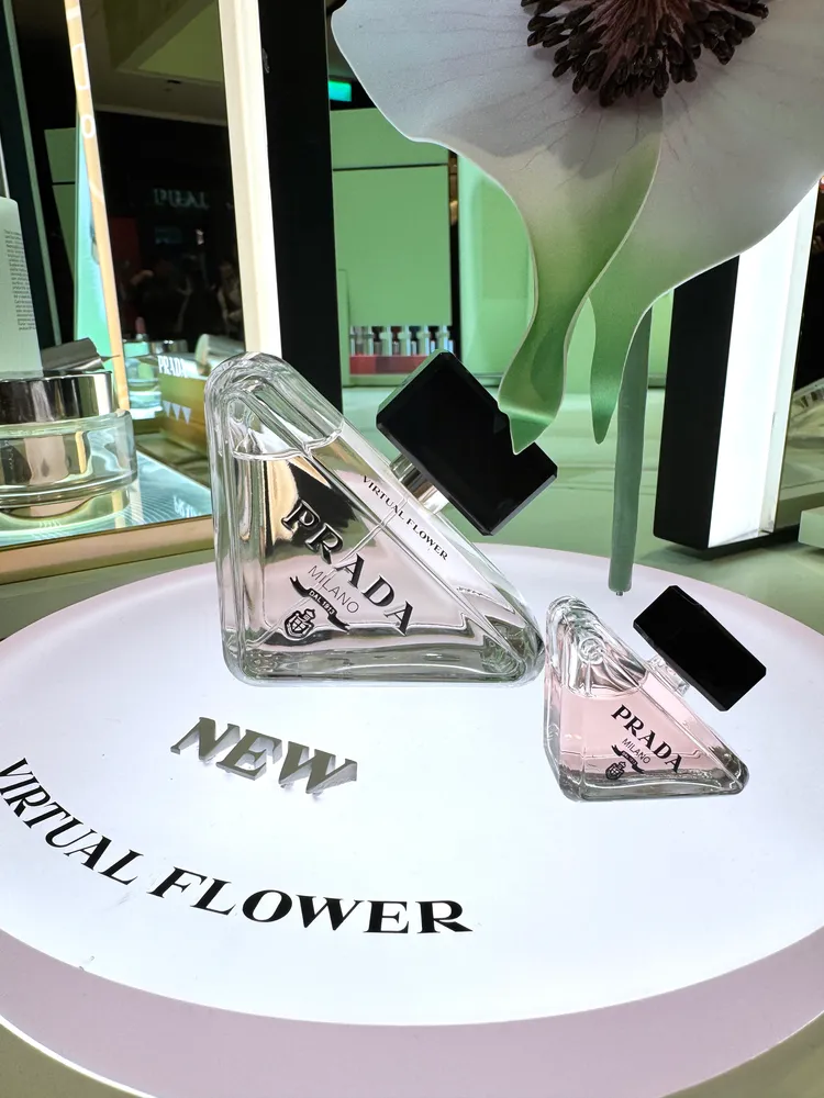2月14日至16日，每日到店並成功領取號碼牌（10：30開始發放）的前50名顧客，可獲得PRADA幻化香境香水7ml。張家玲攝