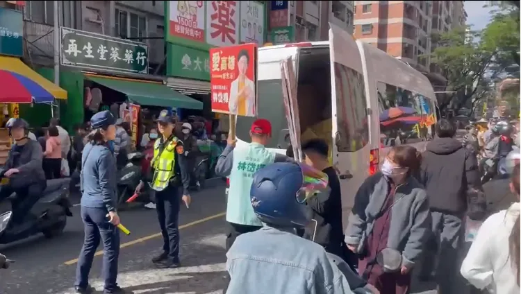 民進黨立委林岱華團隊，車輛違停路中央被民眾拍下。讀者提供