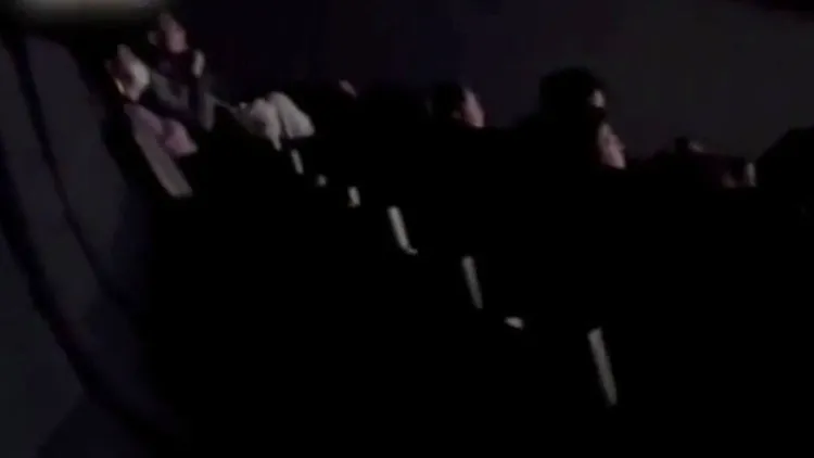 從女子拍攝的影片看起來，她應該是坐在影廳內最後一排座位。翻攝自X