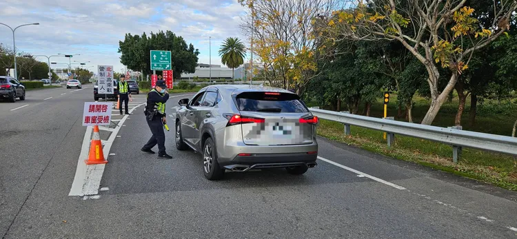 中市警春節連假期間在國道入口匝道實施高承載措施。警方提供