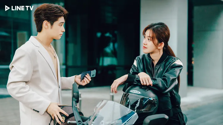 紀欣伶（右）帥氣登場，即將和朴靖恆（左）展開三角戀。LINE TV提供