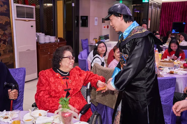 蕭煌奇（右）過年與媽媽合拍趣味影片，感謝粉絲支持。圖／華納音樂提供