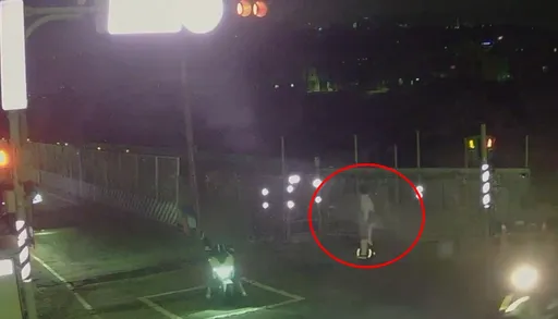 男騎「獨輪」擦撞汽車裝沒事跑了! 警調監視器追查