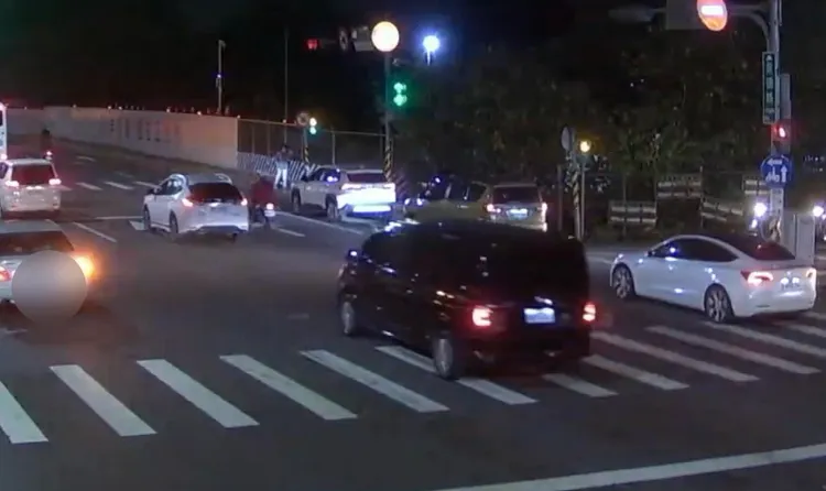 男子違規騎乘獨輪上路。警方提供