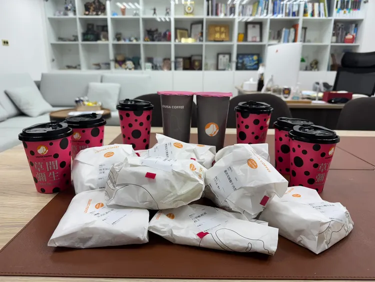 國民黨立委吳宗憲用行動支持路易莎。翻攝自吳宗憲臉書