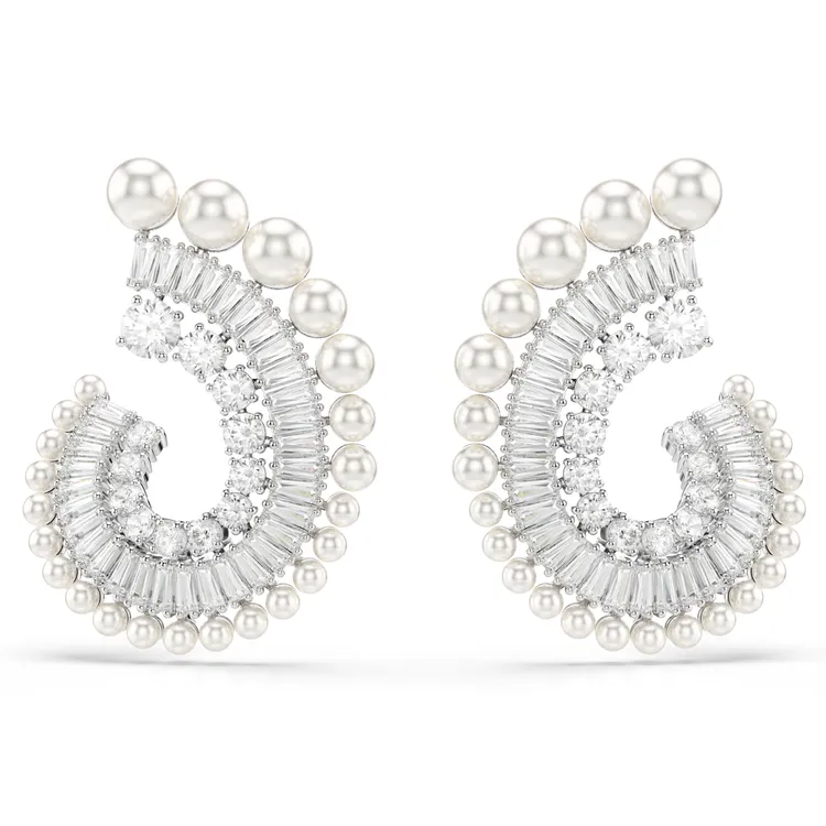 Ariana Grande x Swarovski水滴形耳環，1萬1000元。品牌提供