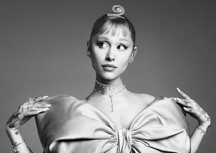 亞莉安娜佩戴聯名飾品化身閃閃閃發亮的俏皮公主。品牌提供