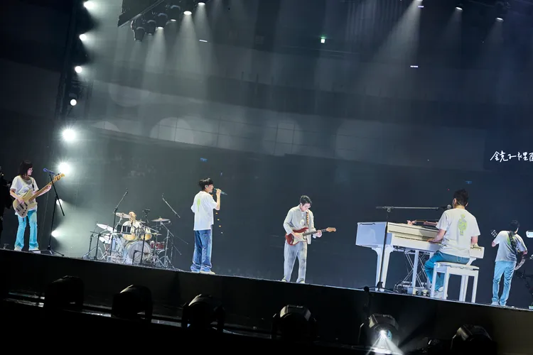 「一刻單曲計畫」背後最重要的推手鍾承洋「小洋」老師登台共演。蘇打綠有限公司提供