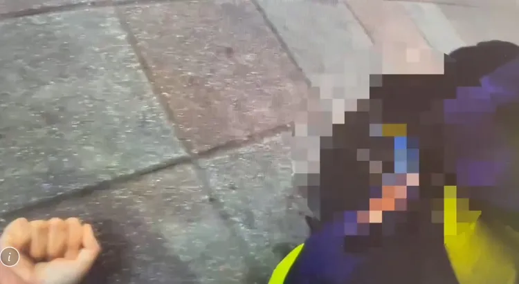 江男妨害公務當場被壓制逮捕。翻攝畫面