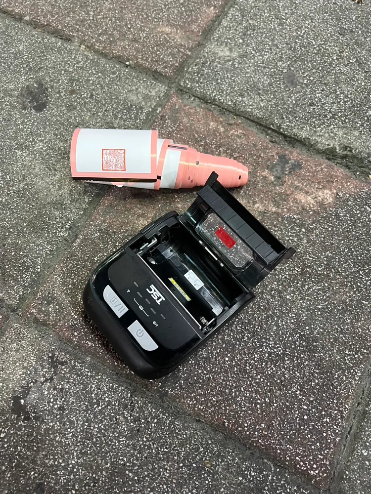 藍芽製單機掉在地上摔毀。翻攝畫面