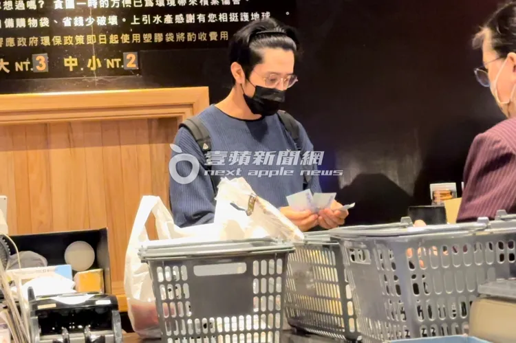 胡宇威從皮夾內掏出4千元現金。特勤中心攝