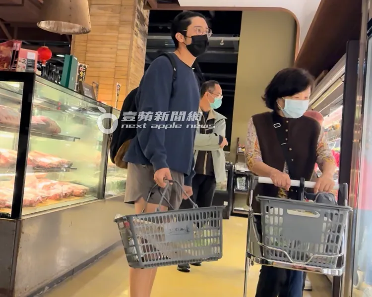 胡宇威望著冷凍櫃的肉品挑選。特勤中心攝