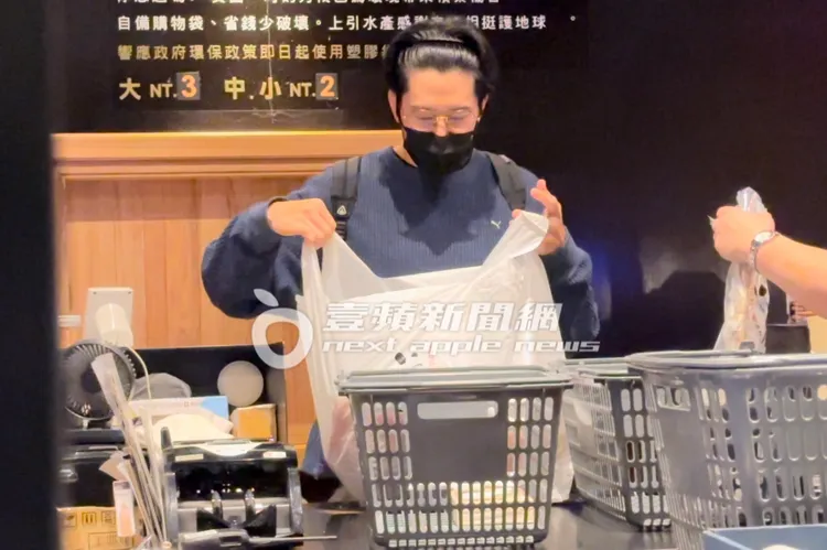 胡宇威裝好採買的食材。特勤中心攝