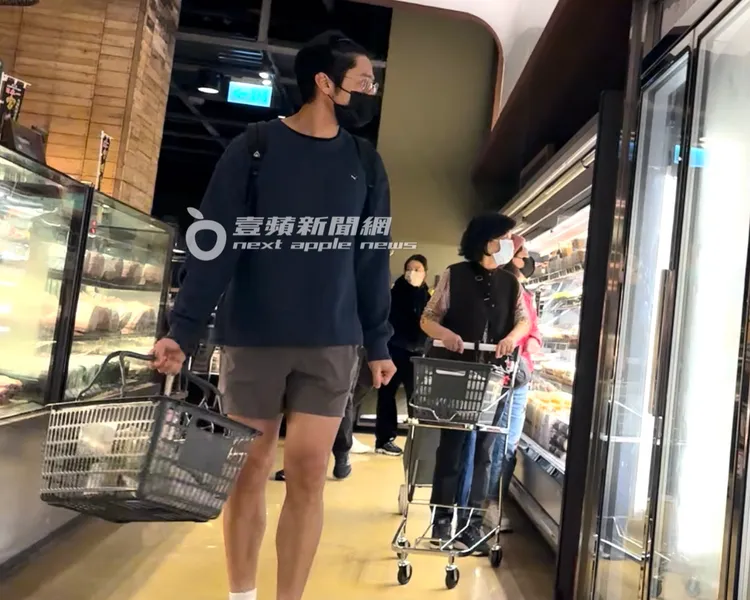 胡宇威提著菜籃逛上引水產。特勤中心攝