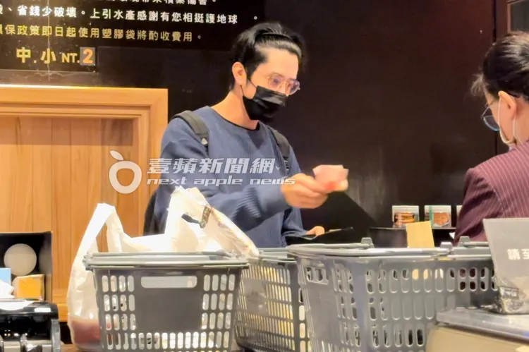 胡宇威再補上幾百塊給收銀員。特勤中心攝