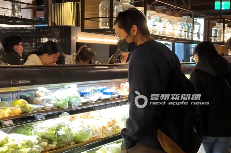 胡宇威逛到蔬果區買菜。特勤中心攝