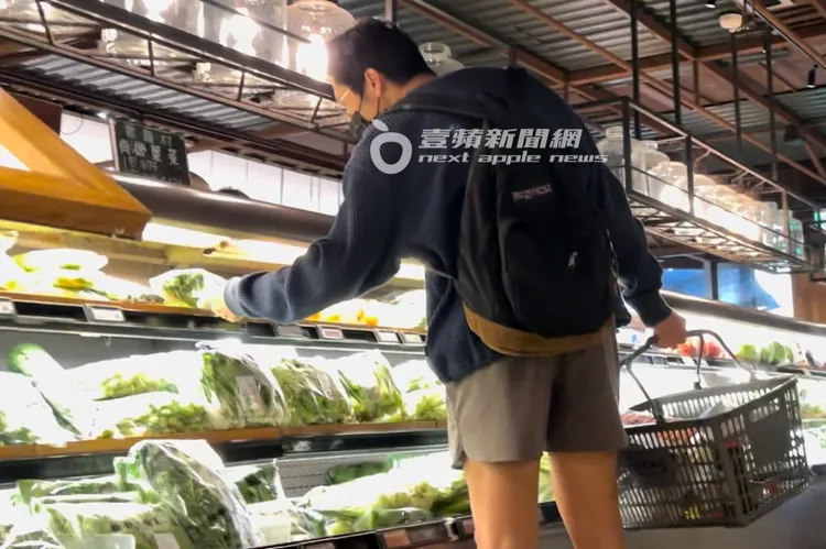 胡宇威拿起1包有機葉菜。特勤中心攝