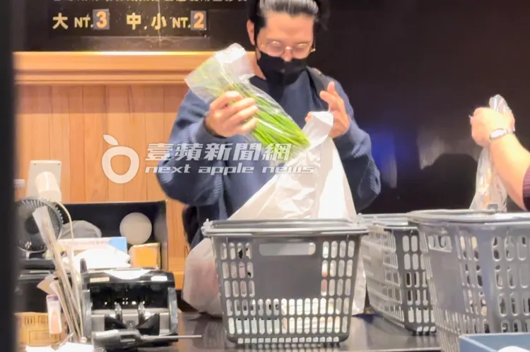 胡宇威把水蓮放進購物袋。特勤中心攝