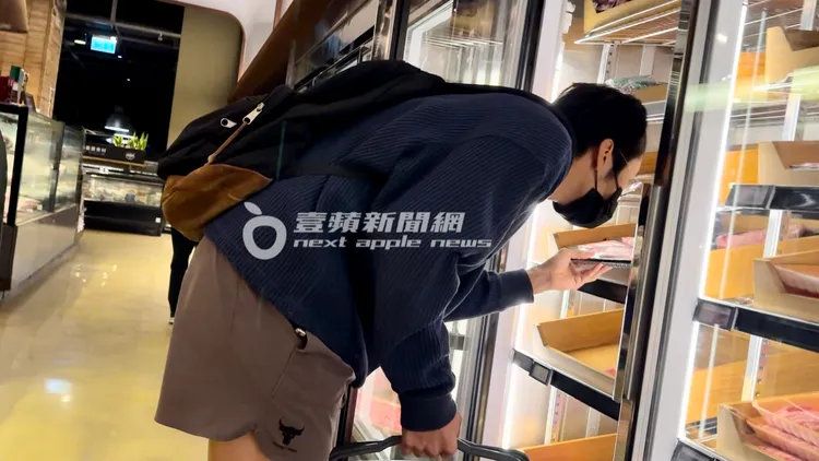 胡宇威拿出1盤冷凍活菌豬霜降肉研究。特勤中心攝