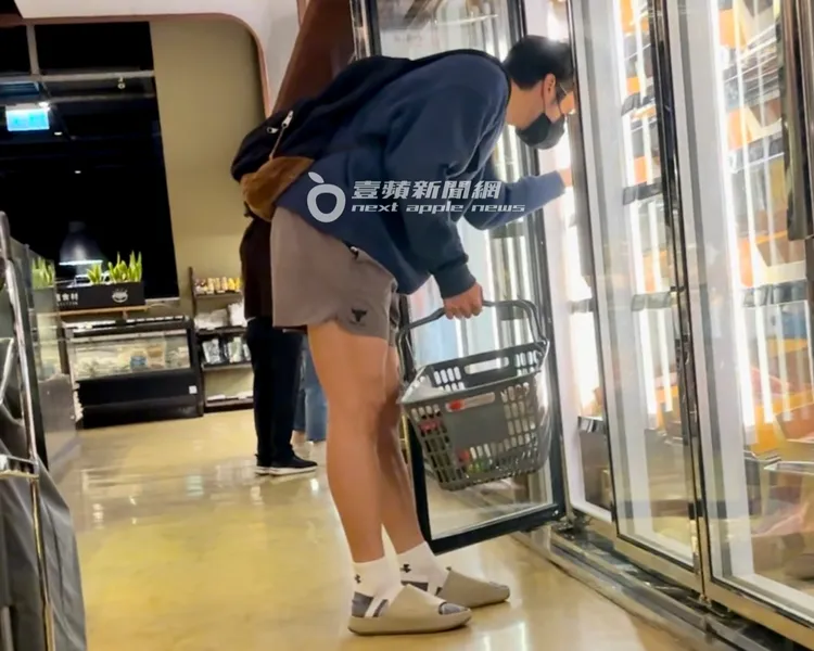 胡宇威打開冰箱仔細選購肉品。特勤中心攝