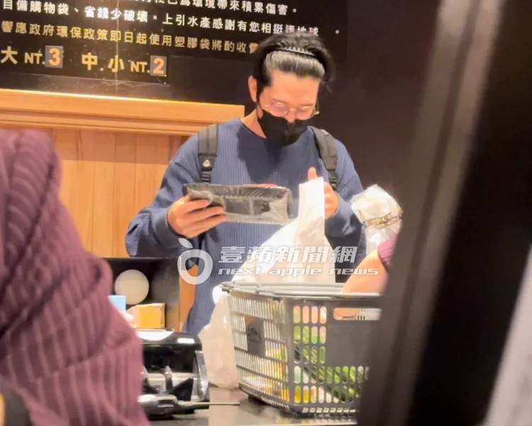 胡宇威將肉品放進購物袋。特勤中心攝