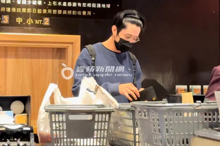 胡宇威從背包拿出Gucci短皮夾結帳。特勤中心攝