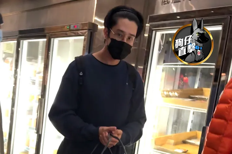 胡宇威戴眼鏡和髮箍，在漁市採買沒被民眾認出。特勤中心攝