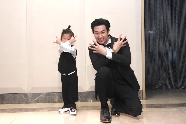 父子倆一起耍寶。攝影中心攝