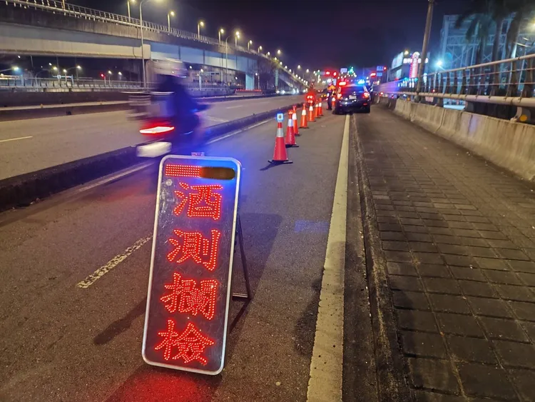 板橋警方設置路檢點。警方提供